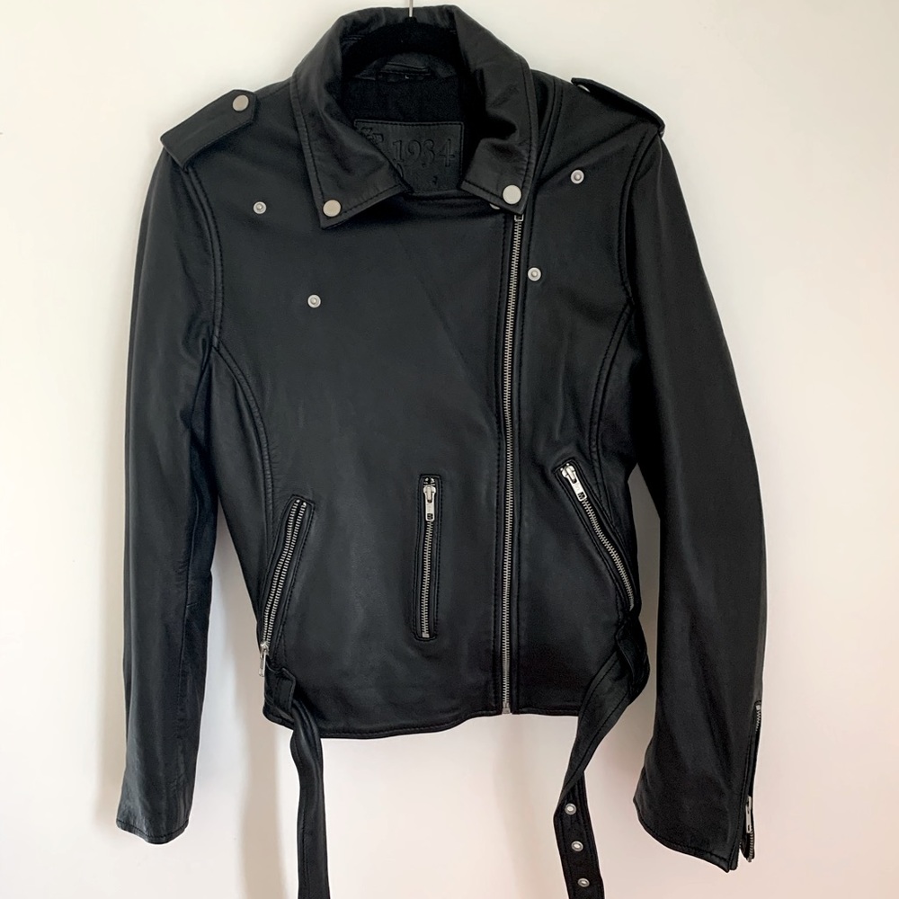 ⚡️Black 100% genuine Leather Jacket. Like New!!